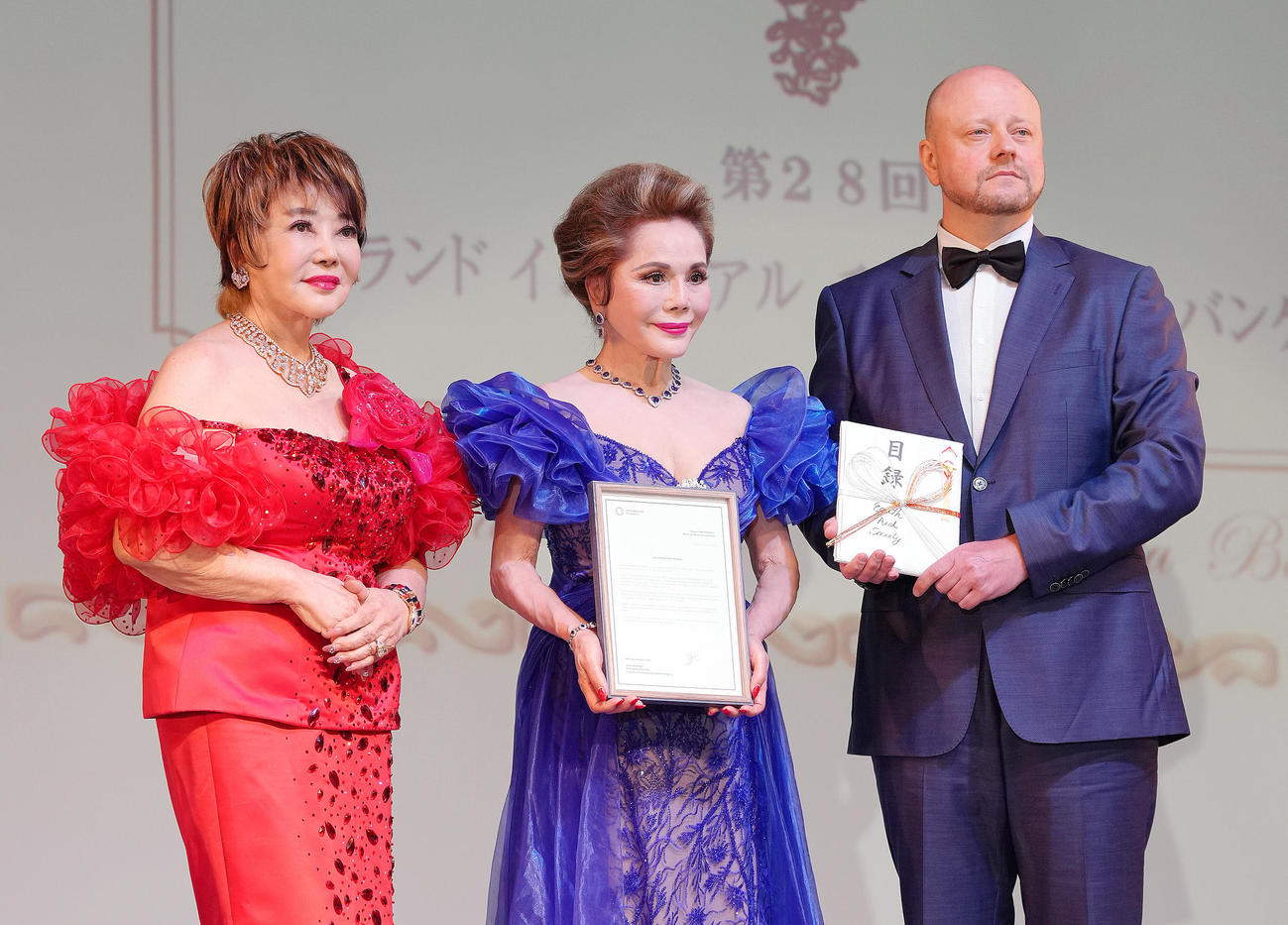 慈善晩餐会で記念撮影する、左からたかの友梨氏、デヴィ夫人、駐日ウクライナ臨時代理大使のセメニュク・オレクサンダー氏（撮影・足立雅史）