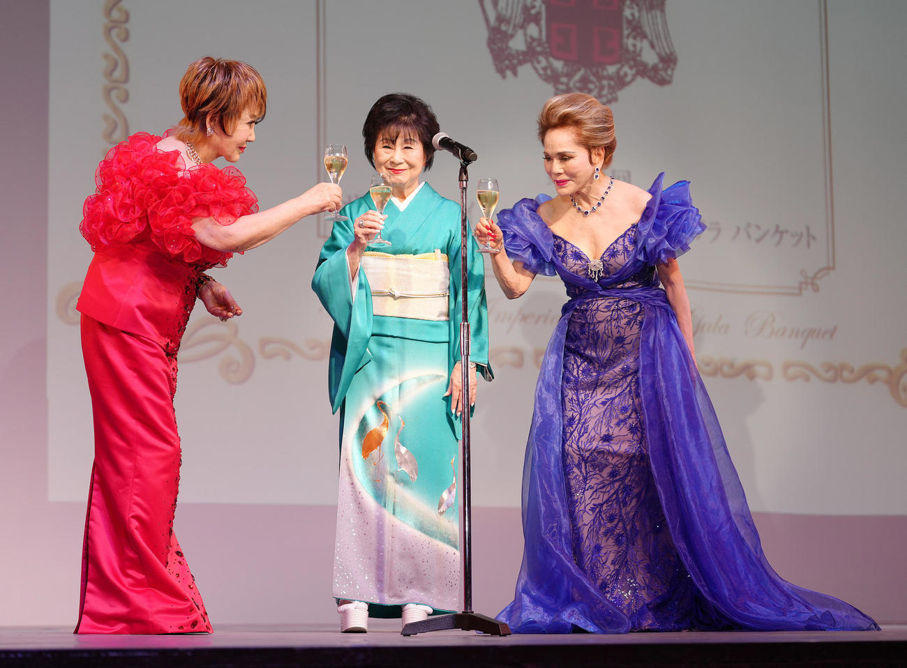 慈善晩餐会で乾杯する、左からたかの友梨氏、山東昭子氏、デヴィ夫人（撮影・足立雅史）