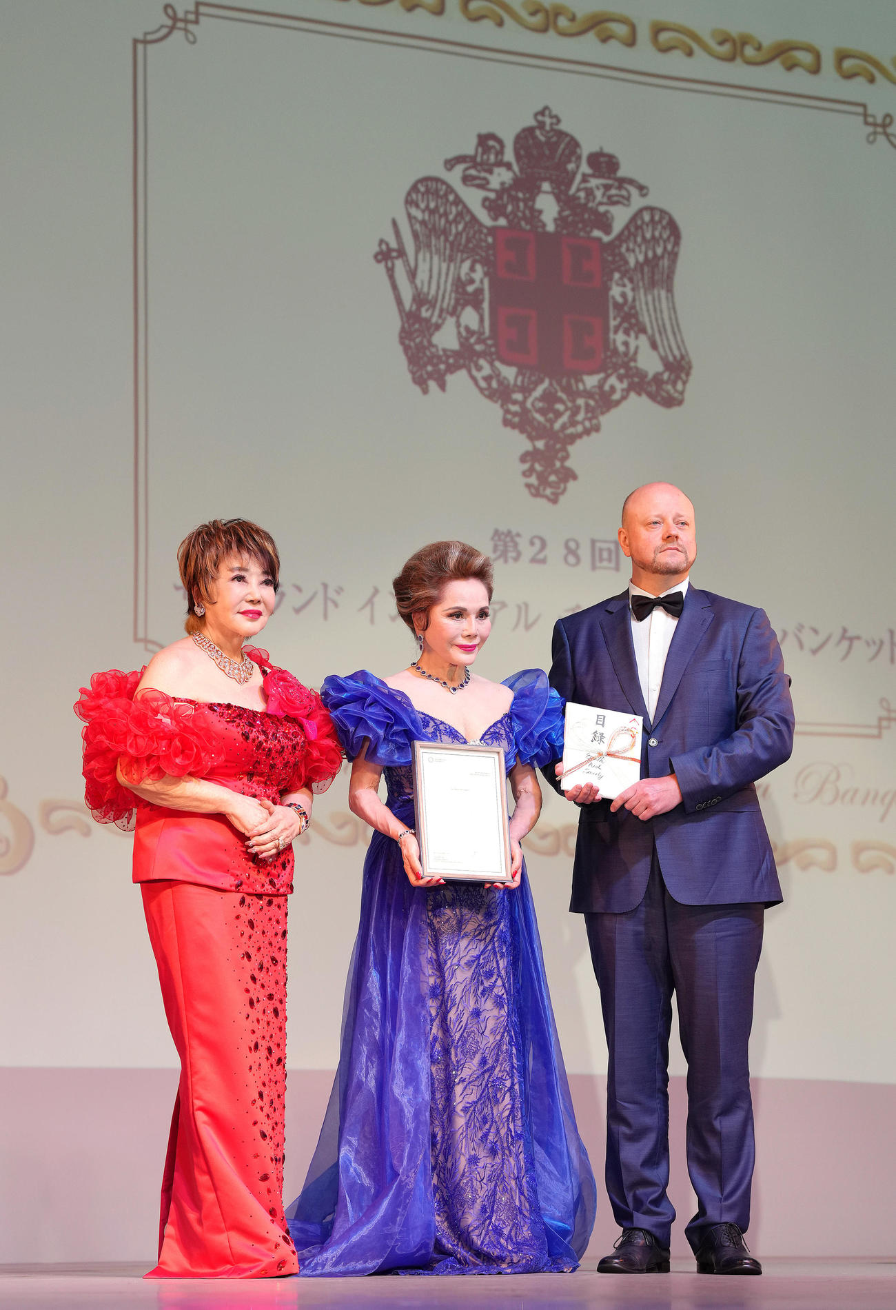 慈善晩餐会で記念撮影する、左からたかの友梨氏、デヴィ夫人、駐日ウクライナ臨時代理大使のセメニュク・オレクサンダー氏（撮影・足立雅史）