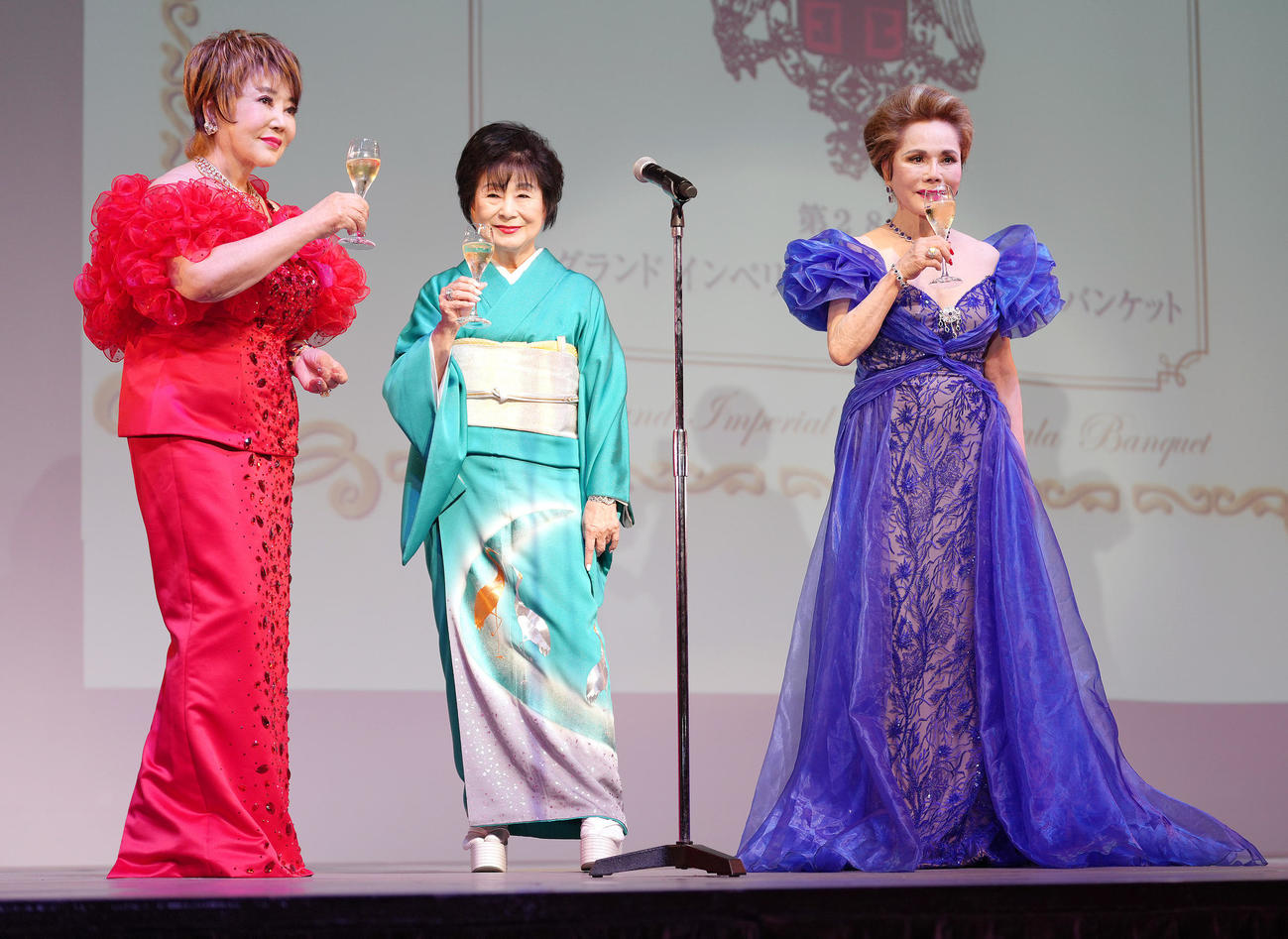 慈善晩餐会で乾杯する、左からたかの友梨氏、山東昭子氏、デヴィ夫人（撮影・足立雅史）