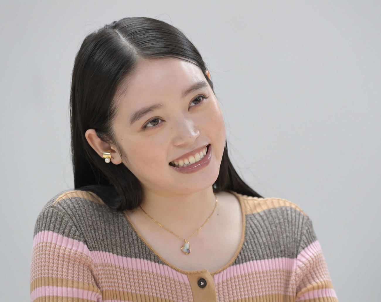 明るい表情で話す高石あかり（撮影・和賀正仁）