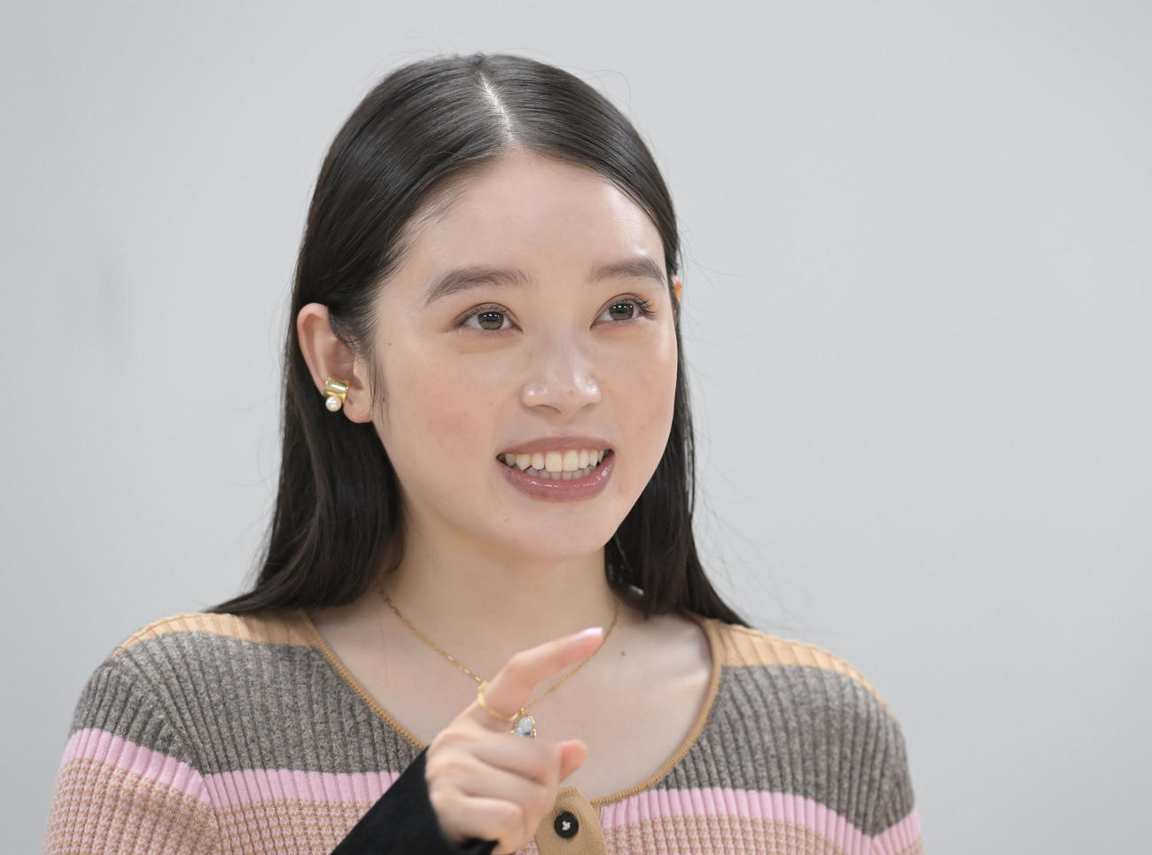 明るい表情で話す高石あかり（撮影・和賀正仁）