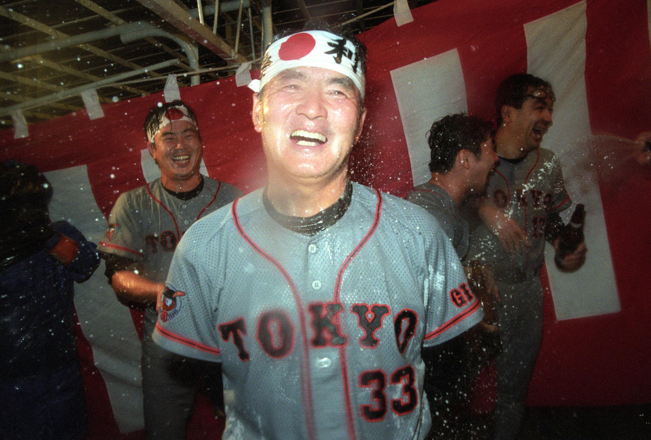 1994年　リーグ優勝を決め、祝勝会場でのビールかけに笑顔の巨人長嶋茂雄監督