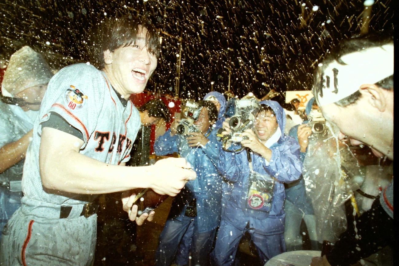1994年10月8日、中日を破ってリーグ優勝を決め、ビールかけをする松井