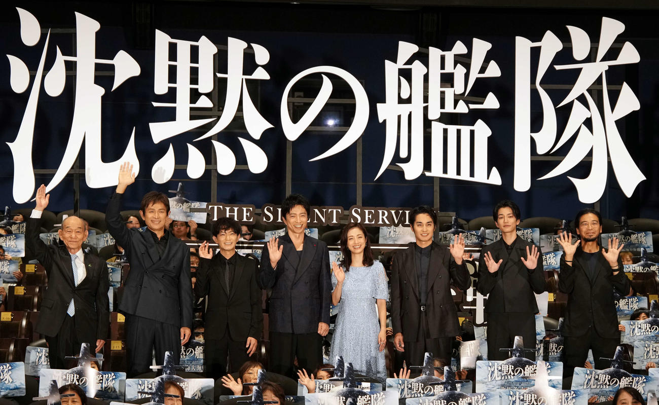 映画「沈黙の艦隊　北極海大海戦」初日舞台あいさつに登場する、左から笹野高史、江口洋介、津田健次郎、大沢たかお、上戸彩、中村蒼、渡邊圭祐、吉野耕平監督（撮影・小島史椰）