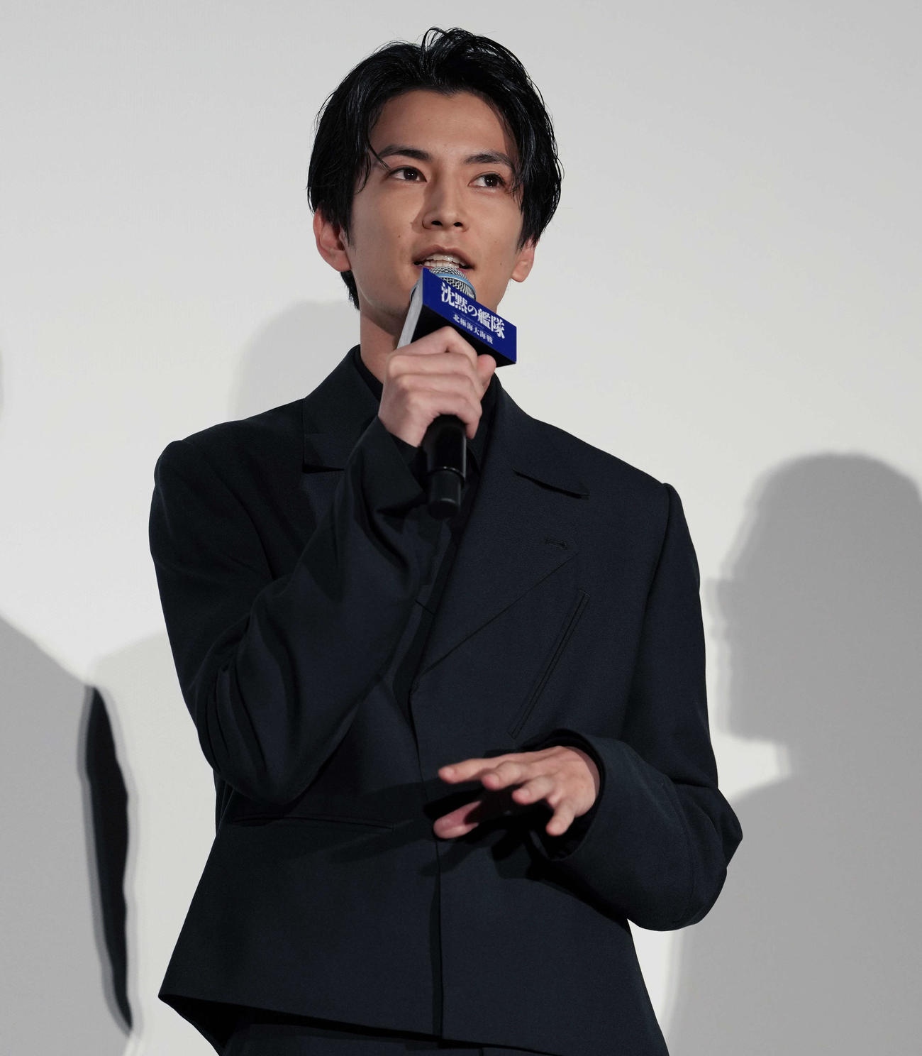 映画「沈黙の艦隊　北極海大海戦」初日舞台あいさつに登場し思いを語る渡邊圭祐（撮影・小島史椰）