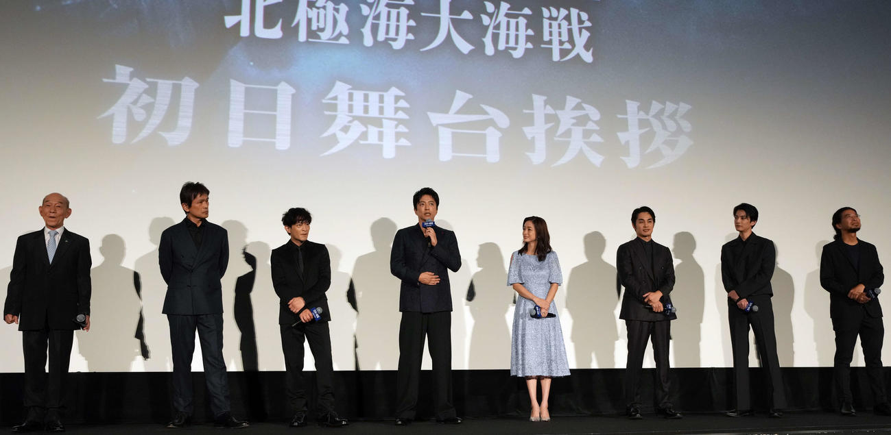 映画「沈黙の艦隊　北極海大海戦」初日舞台あいさつに登場する、左から笹野高史、江口洋介、津田健次郎、大沢たかお、上戸彩、中村蒼、渡邊圭祐、吉野耕平監督（撮影・小島史椰）