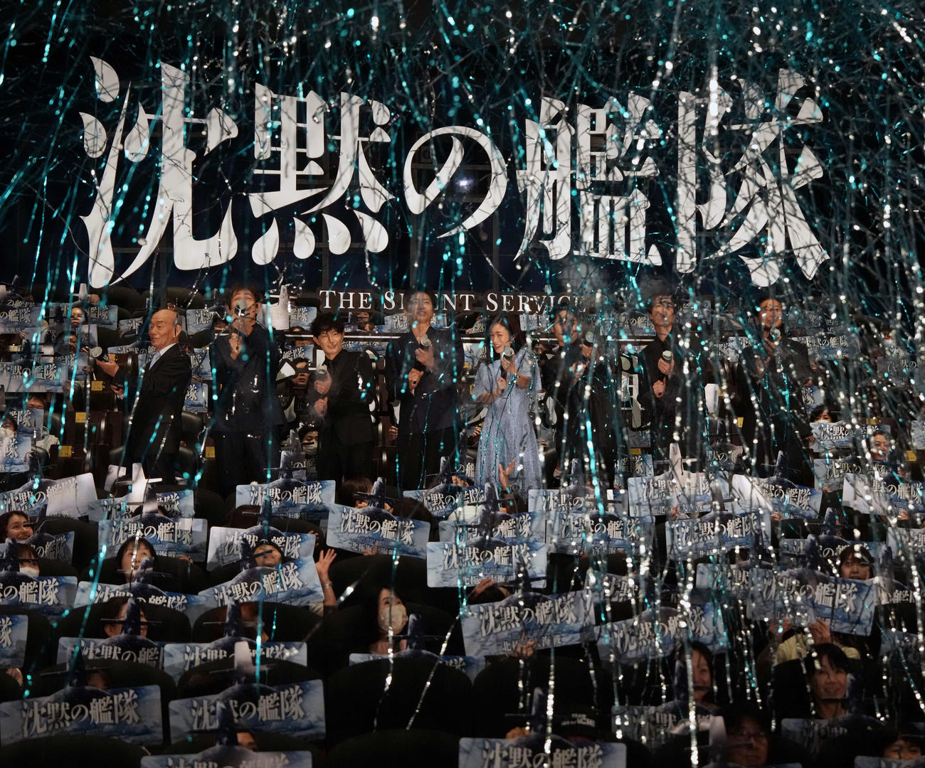 映画「沈黙の艦隊　北極海大海戦」初日舞台あいさつに登場しハンドキャノン砲を発射する、左から笹野高史、江口洋介、津田健次郎、大沢たかお、上戸彩、中村蒼、渡邊圭祐、吉野耕平監督（撮影・小島史椰）