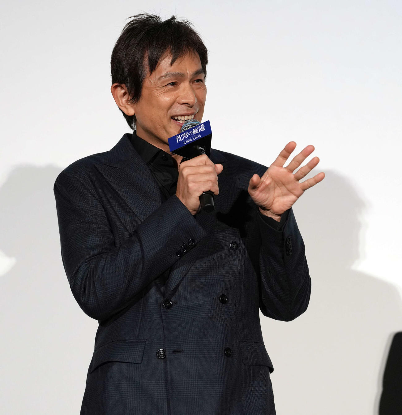 映画「沈黙の艦隊　北極海大海戦」初日舞台あいさつに登場し笑顔を見せる江口洋介（撮影・小島史椰）