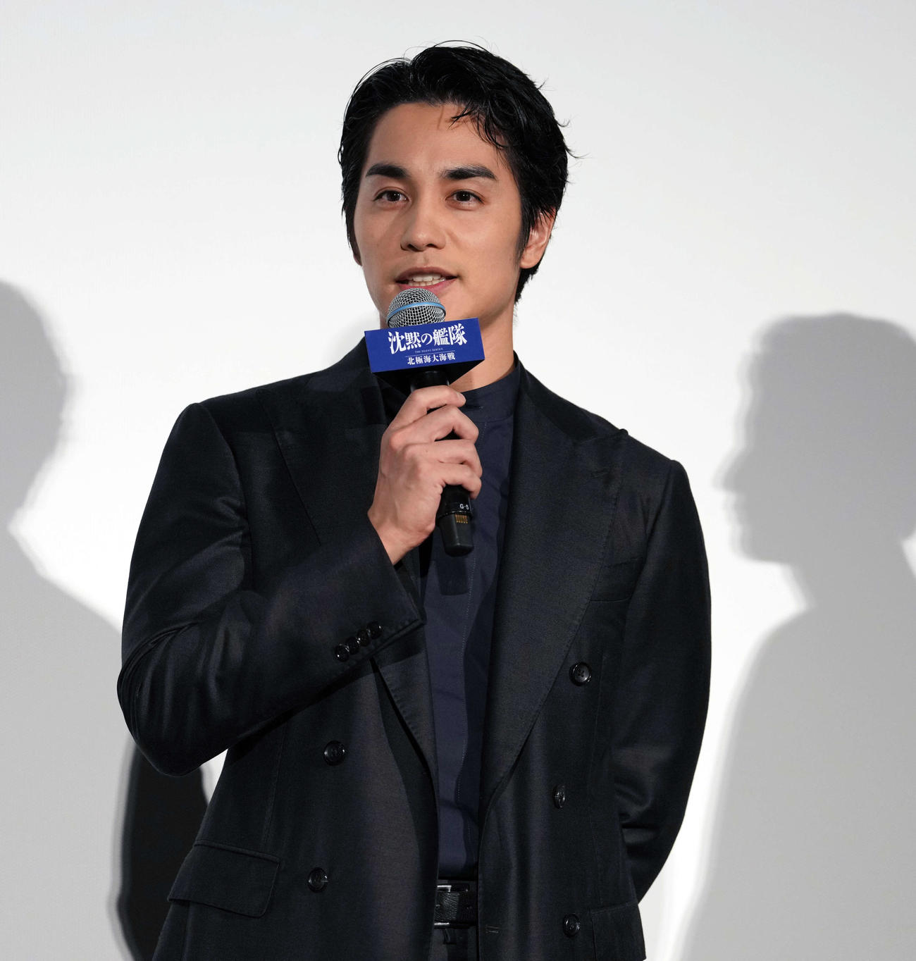 映画「沈黙の艦隊　北極海大海戦」初日舞台あいさつに登場し思いを語る中村蒼（撮影・小島史椰）