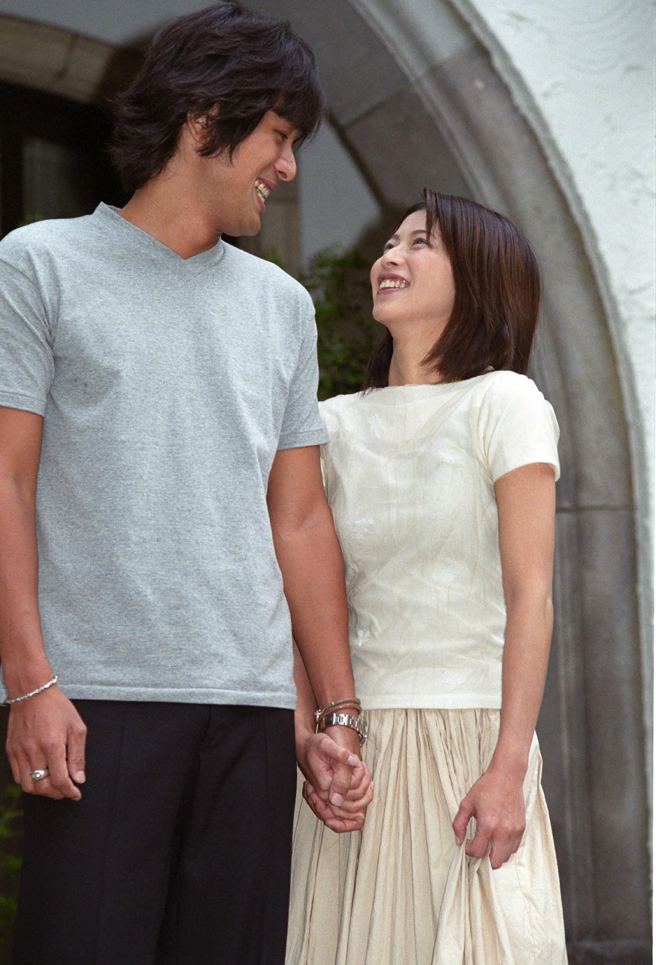 結婚会見で笑顔を見せる江口洋介と森高千里（1999年6月撮影）