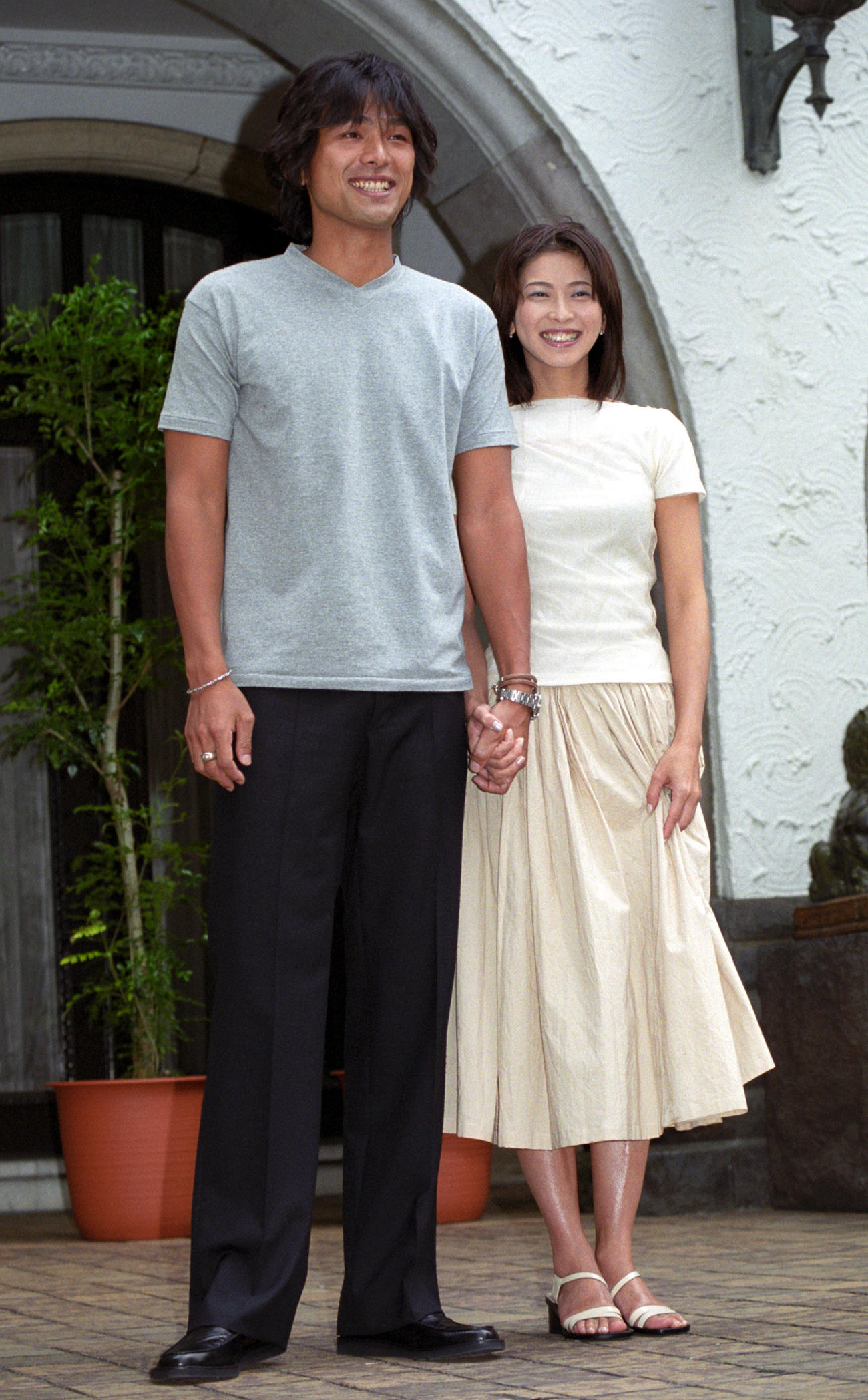 手を繋ぎ笑顔を見せる江口洋介と森高千里（99年６月）