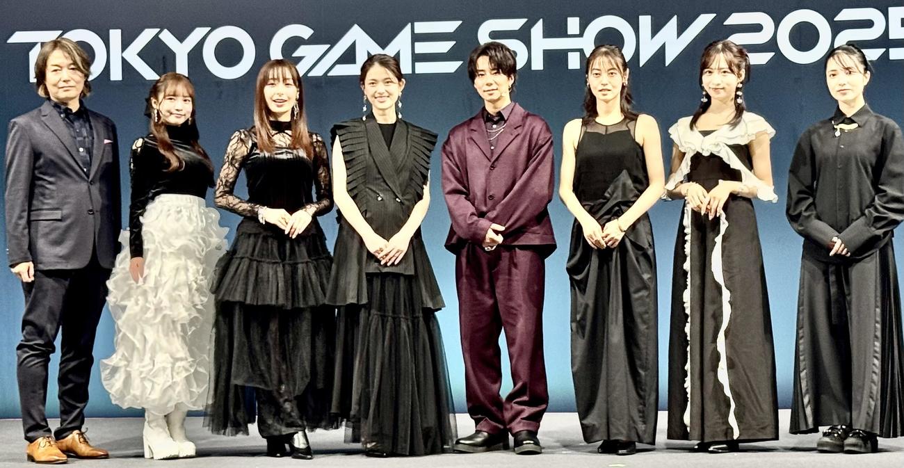 日本テレビ系深夜連続ドラマ「AKIBA LOST」の出演者たち。左から梅田慎介ゲームディレクター、MINA、宇垣美里、松村沙友理、北山宏光、田辺桃子、小栗有以、大原梓
