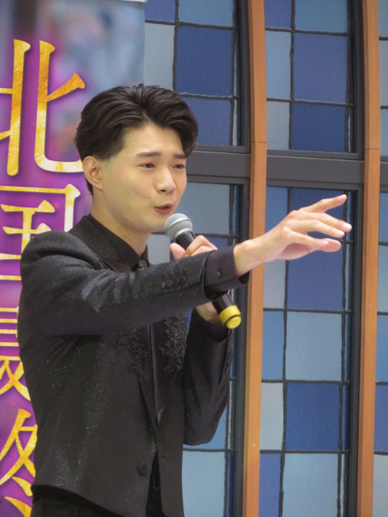 デビュー曲「北国最終便」を歌唱する亜蘭（撮影・川田和博）