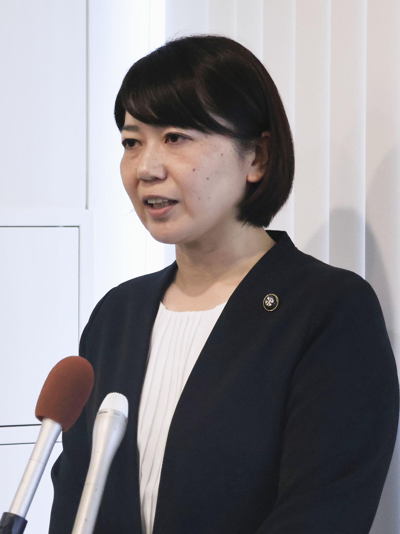 前橋市議全員との会合後、記者団に語る小川晶市長（
共同）