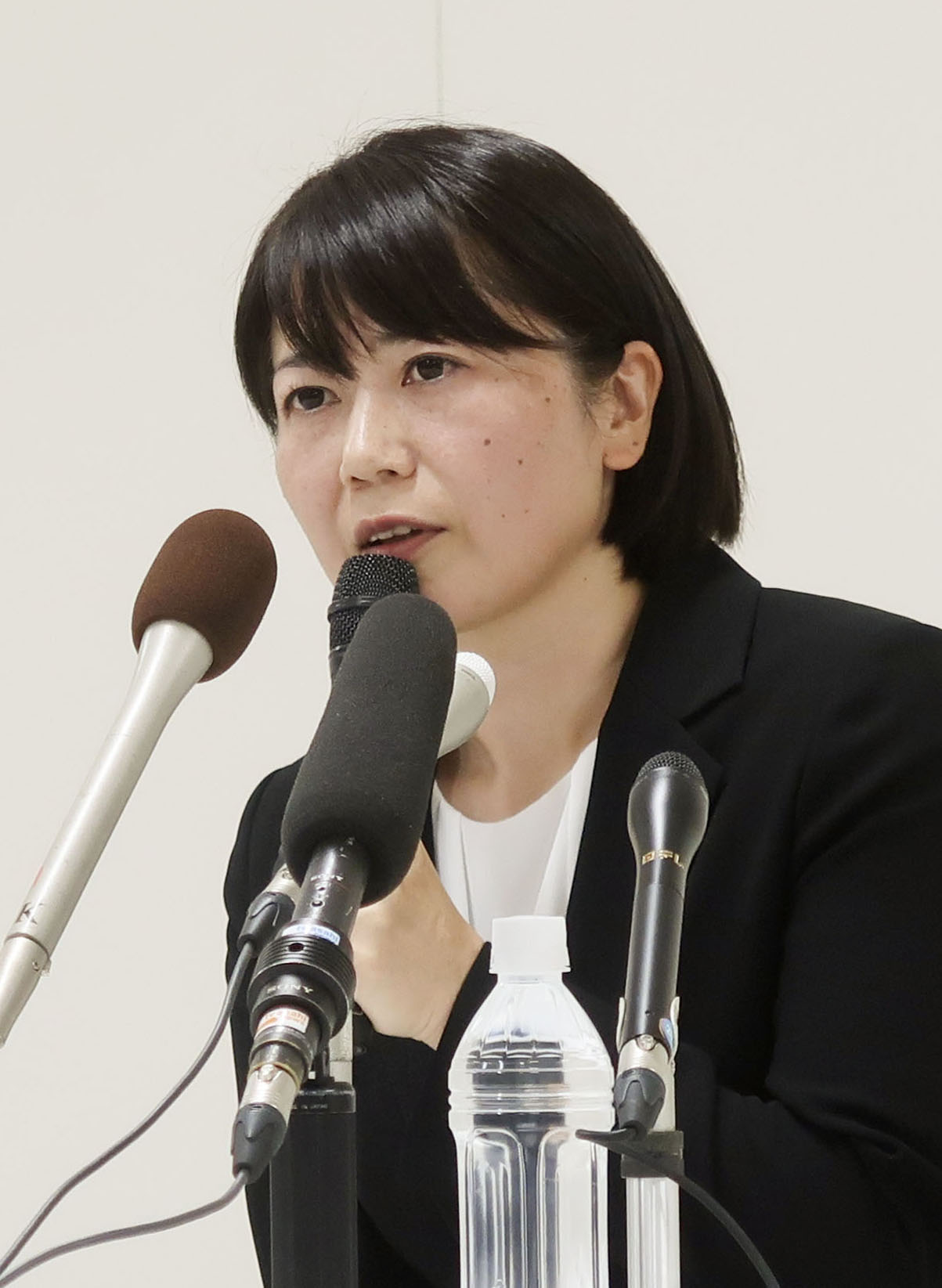 24日に臨時記者会見に臨んだ前橋市の小川晶市長（共同）