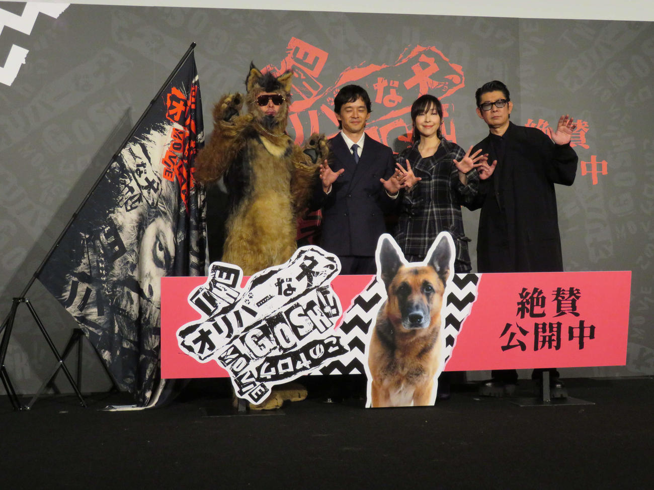 舞台あいさつに登壇した、左からオダギリジョー、池松壮亮、麻生久美子、永瀬正敏（撮影・村上幸将）