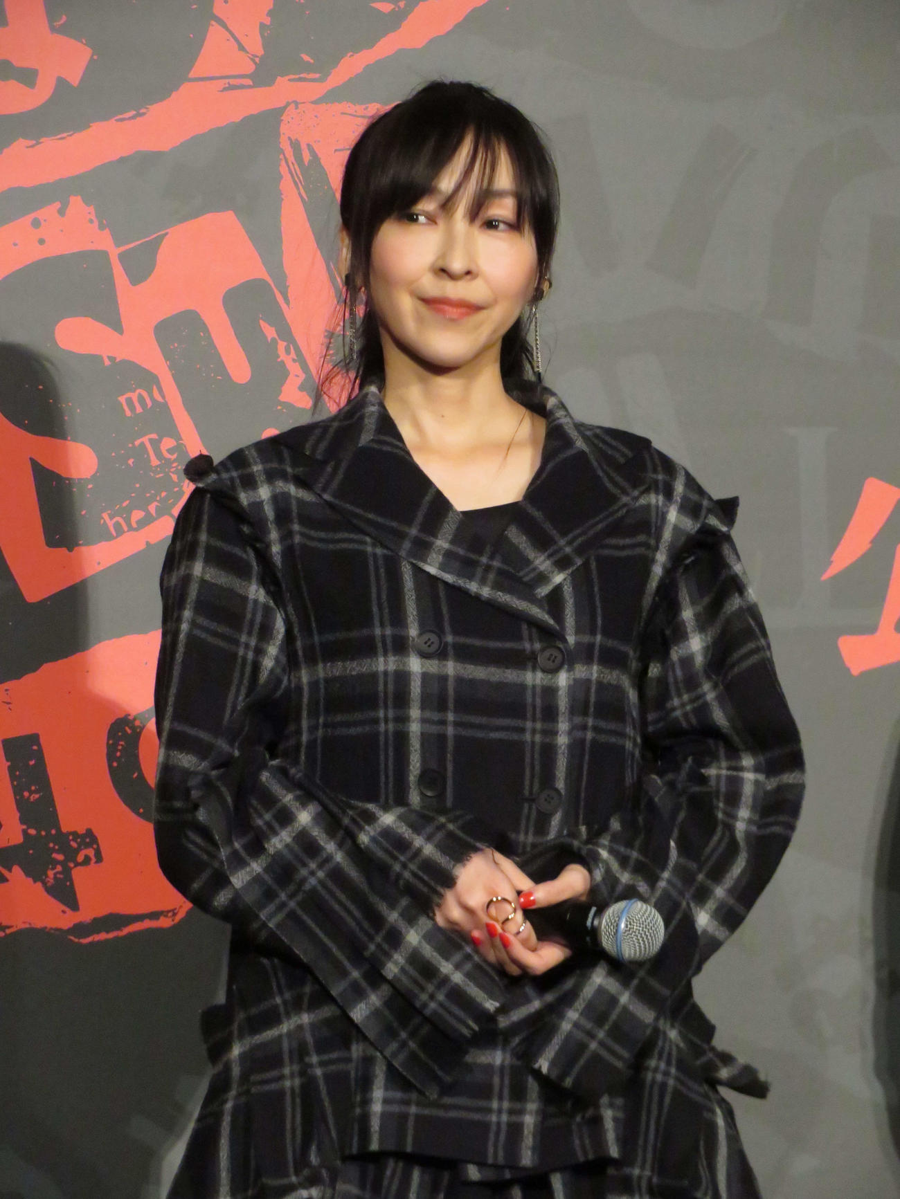 映画「THE　オリバーな犬、（Gosh！！）このヤロウ　MOVIE」初日舞台あいさつに登壇した麻生久美子（撮影・村上幸将）