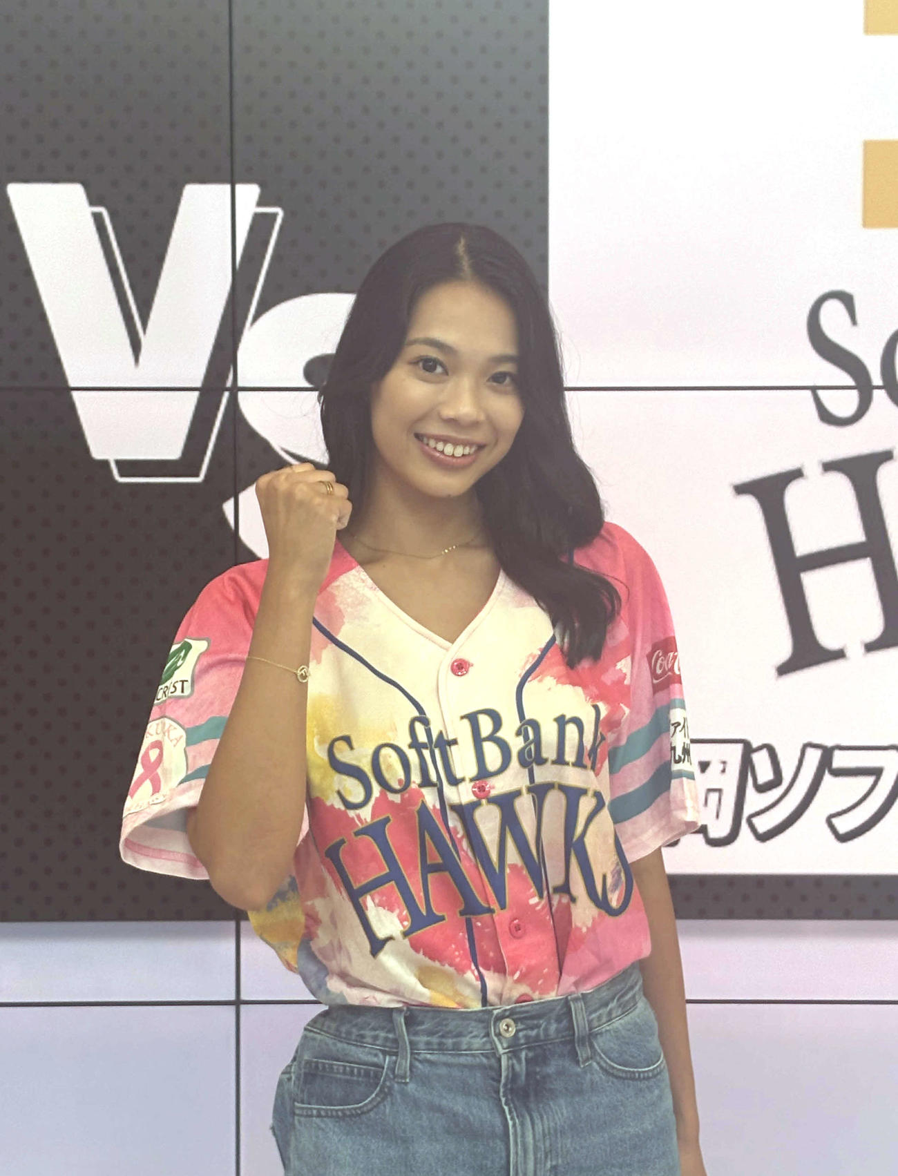 ソフトバンク優勝を喜ぶ小久保春菜