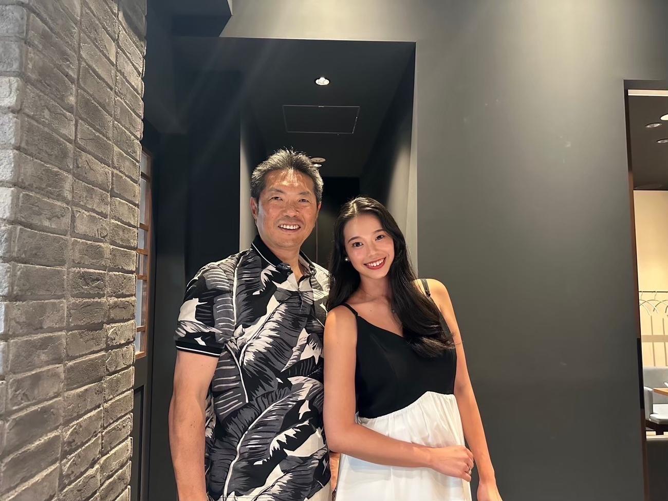 ソフトバンクの小久保裕紀監督（左）と小久保春菜