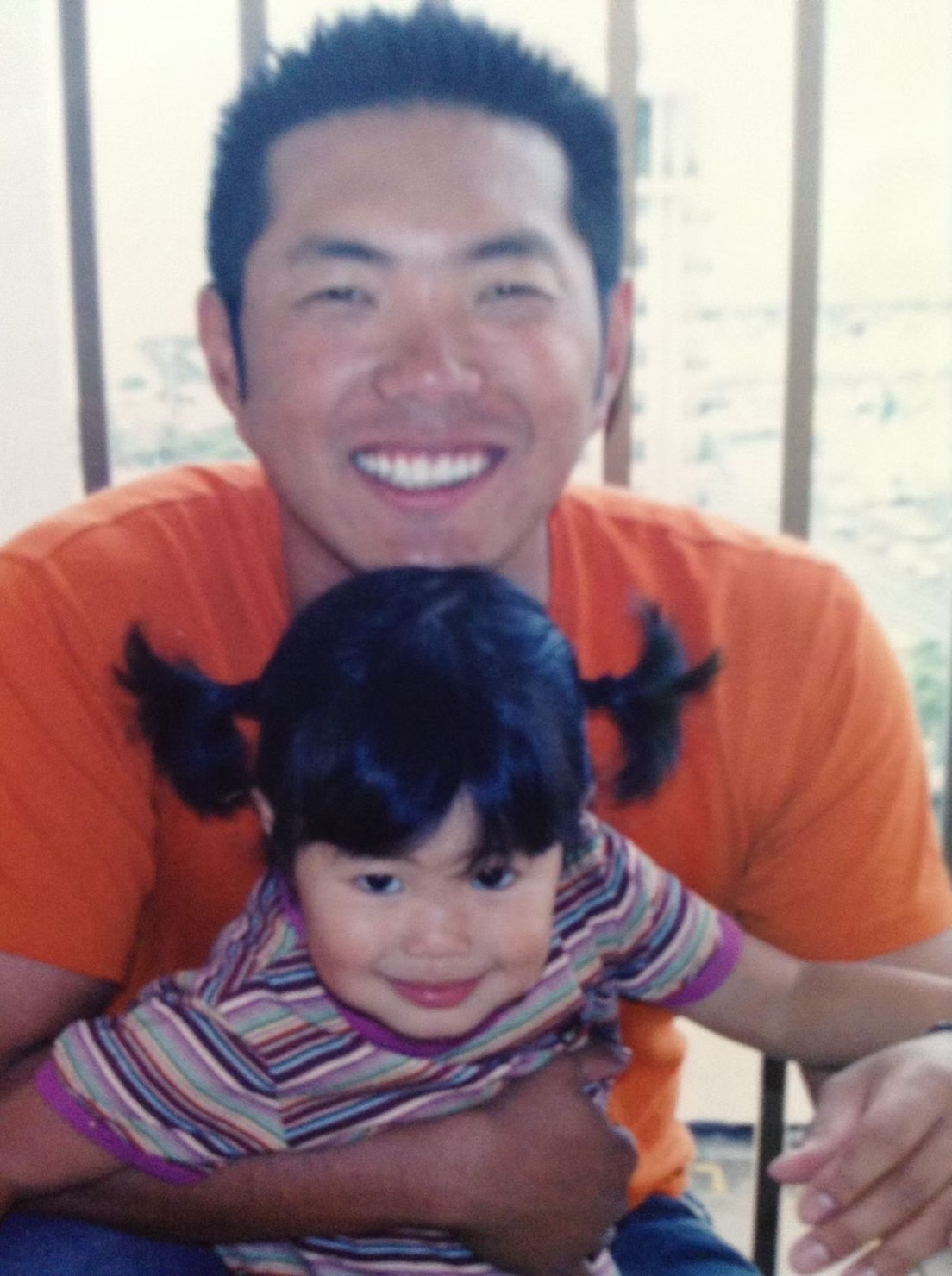 子供の頃にパパの小久保監督に抱っこされる小久保春菜