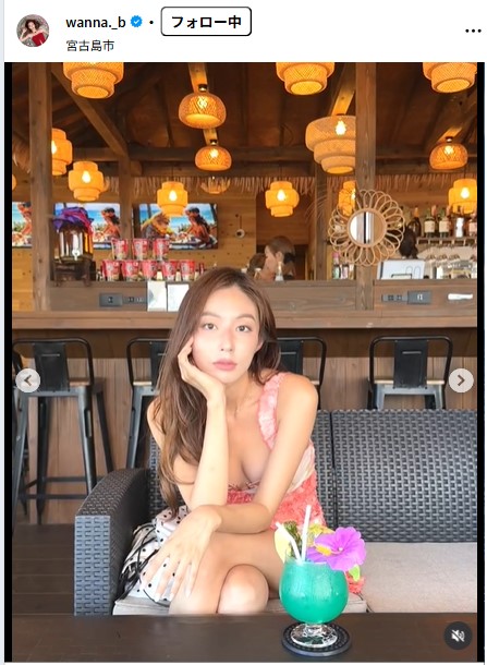 大胆露出ミニワンピ姿（キム・ボラのインスタグラムから）