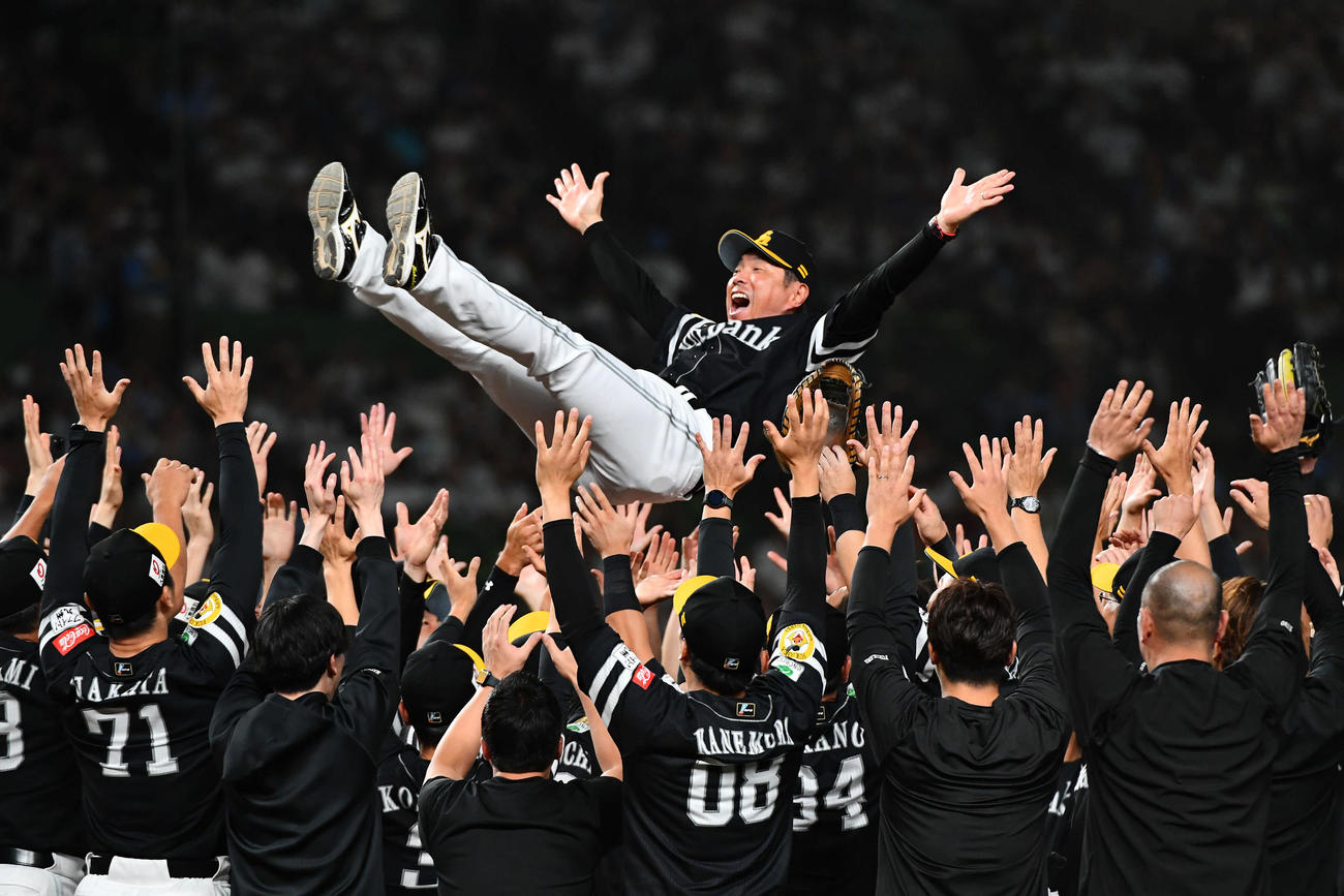 西武対ソフトバンク　リーグ優勝を決め、ナインから胴上げされるソフトバンク小久保監督（撮影・岩下翔太）