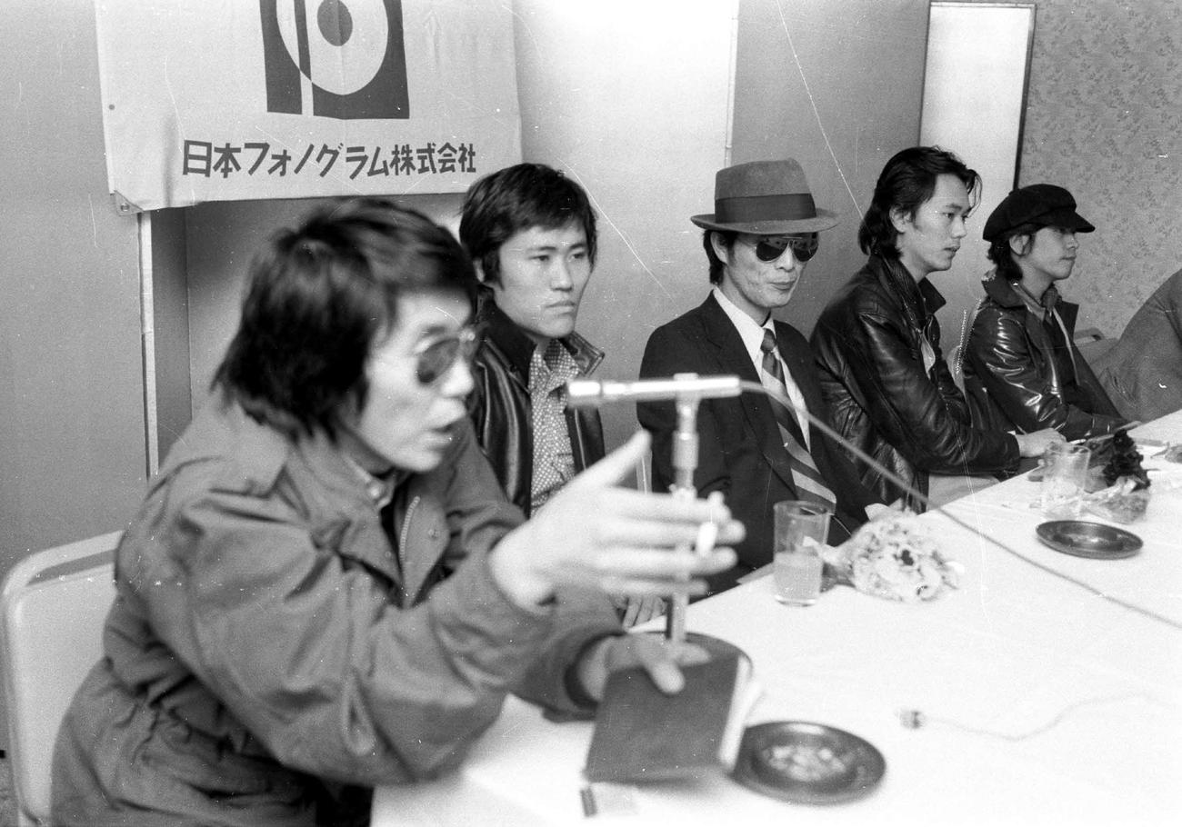 74年4月、映画「キャロル」の欧州ロケから帰国した龍村仁ディレクター（左端）とキャロルの、左2人目からジョニー大倉、矢沢永吉、内海利勝、岡崎ユウ