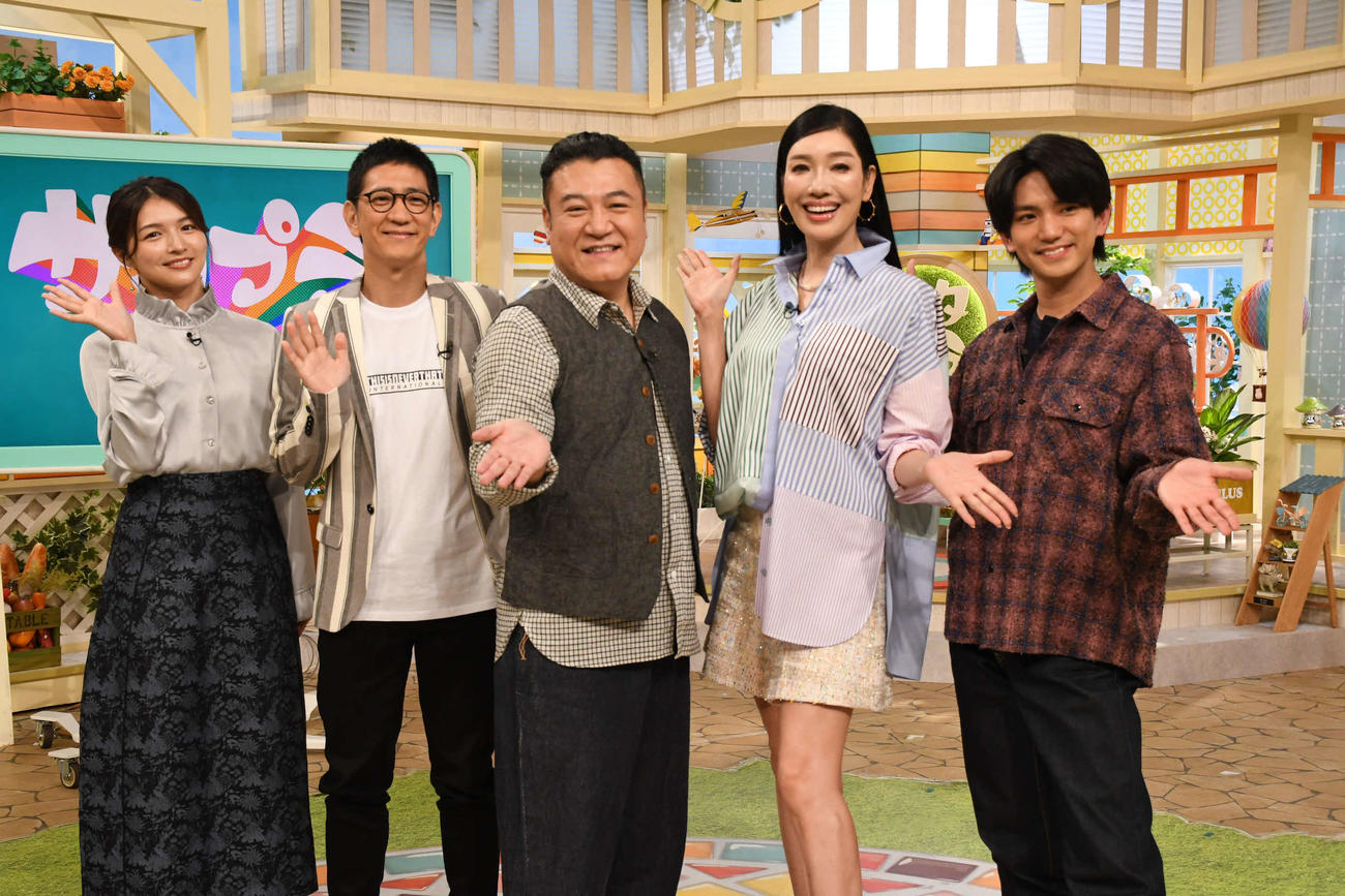 「サタプラ」に出演する（左から）清水麻椰MBSアナウンサー、アンタッチャブル柴田英嗣、山崎弘也、アンミカ、Aぇ！group正門良規（撮影・阪口孝志）