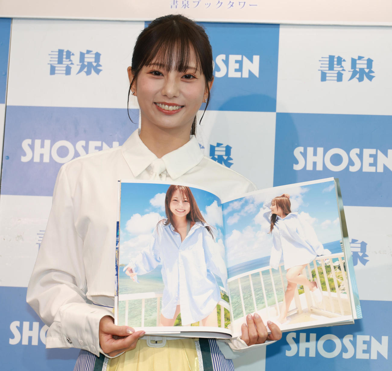 1st写真集を手にする林祐衣（撮影・中島郁夫）