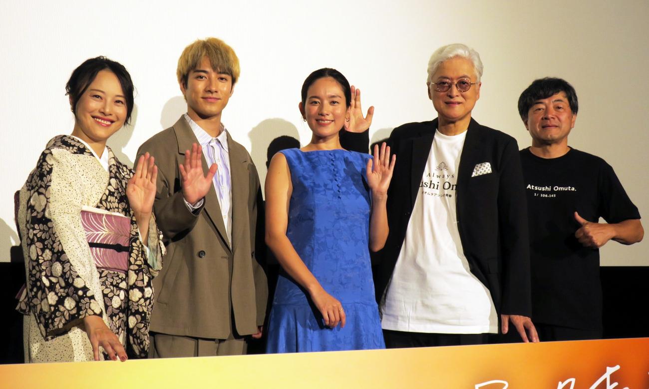 映画「オオムタアツシの青春」公開記念舞台あいさつで。左から、林田麻里、福山翔大、筧美和子、陣内孝則、瀬木直貴監督