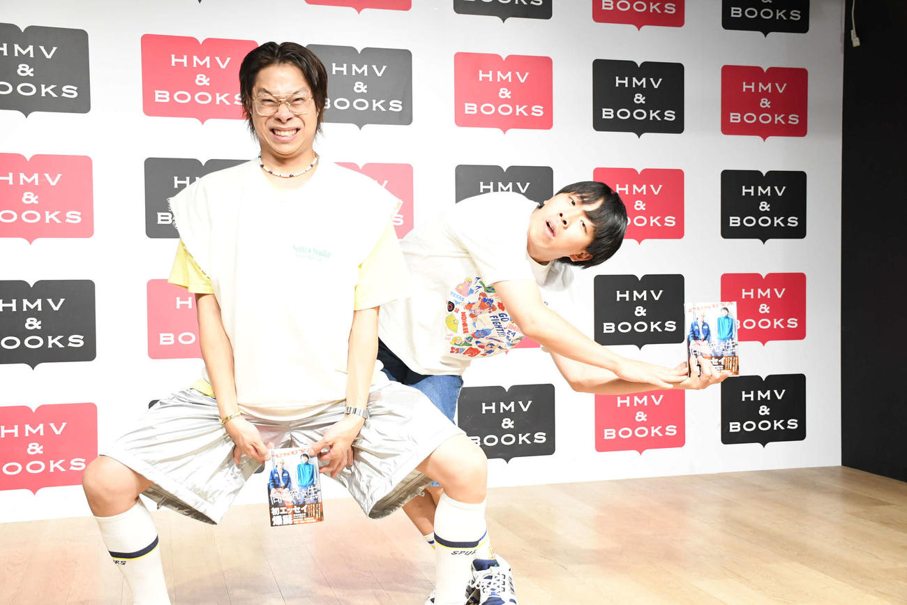 初エッセー「同☆究☆生～ブレないふたりのプチモアイ～」を出版したフースーヤの田中ショータイム（左）と谷口理（撮影・阪口孝志）