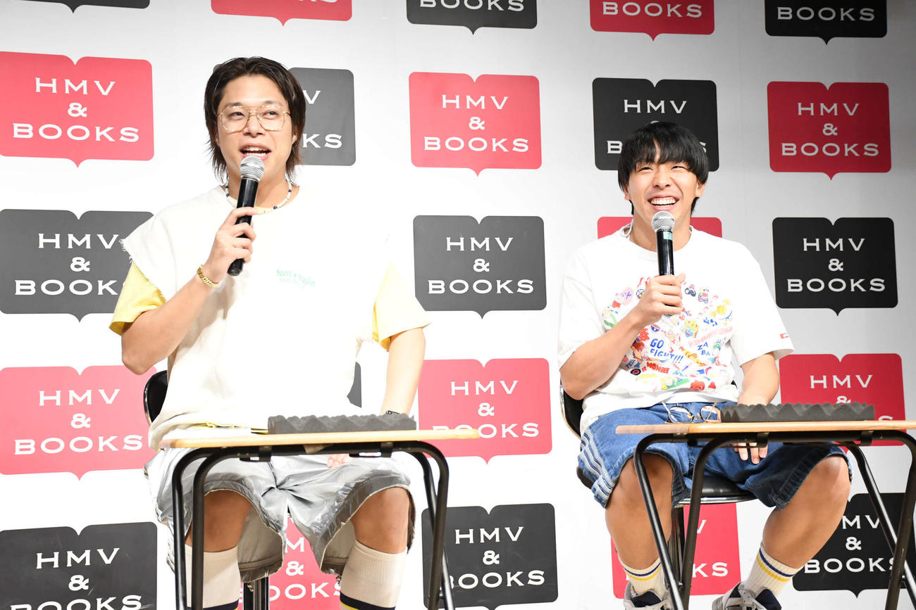 初エッセー「同☆究☆生～ブレないふたりのプチモアイ～」を出版したフースーヤの田中ショータイム（左）と谷口理（撮影・阪口孝志）