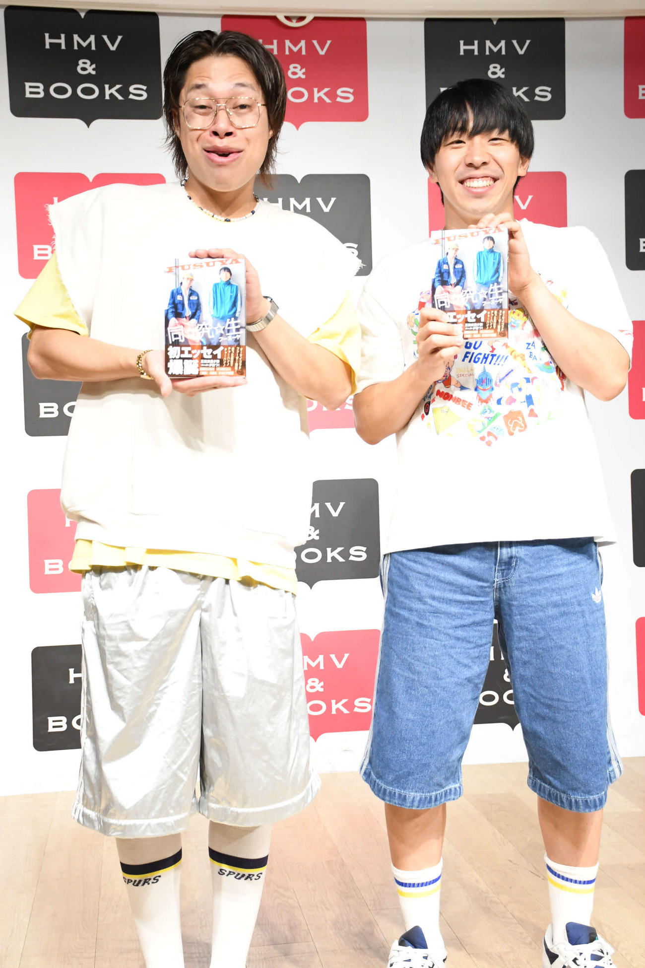 初エッセー「同☆究☆生～ブレないふたりのプチモアイ～」を出版したフースーヤの田中ショータイム（左）と谷口理（撮影・阪口孝志）