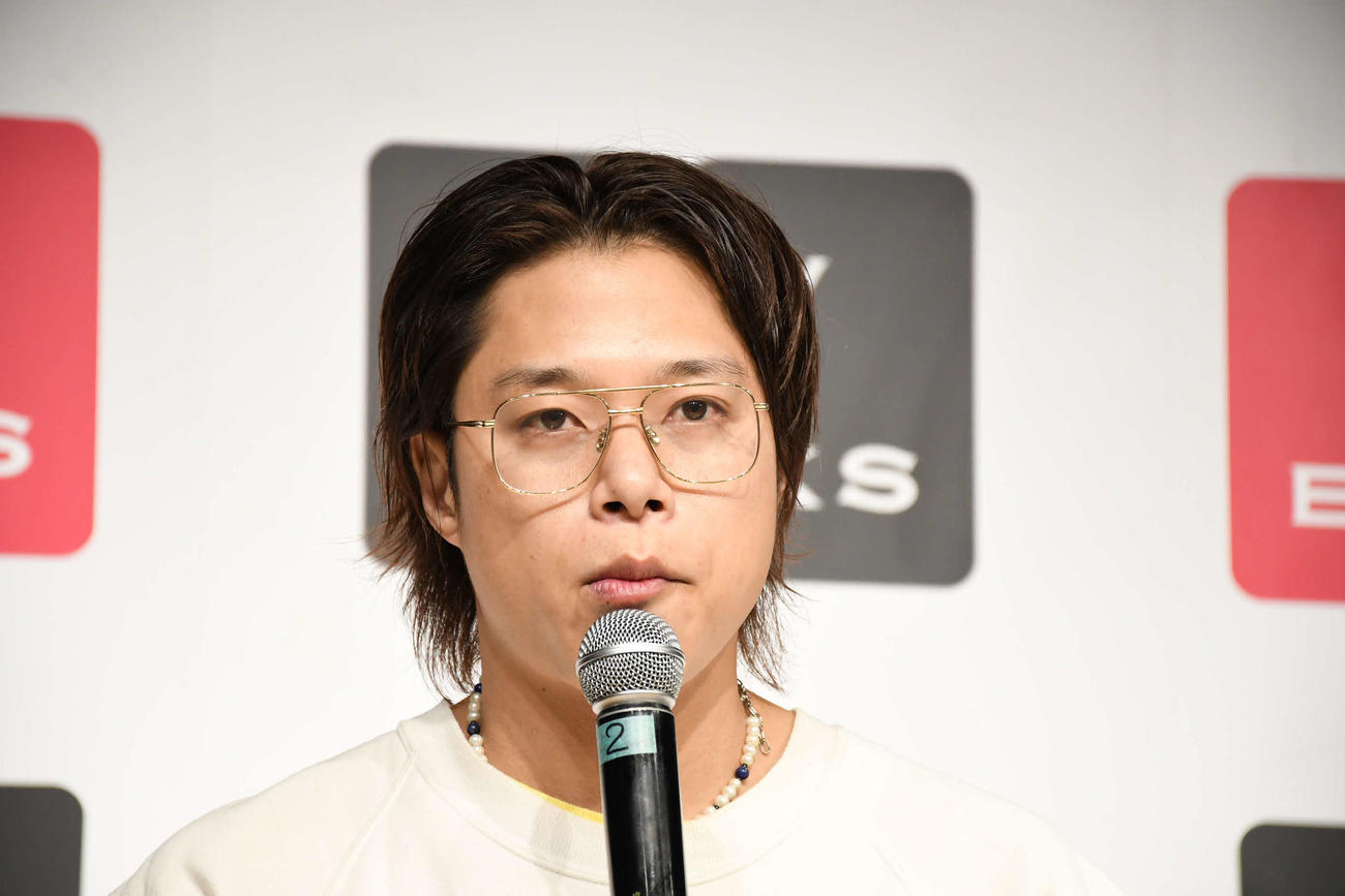 初エッセー「同☆究☆生～ブレないふたりのプチモアイ～」を出版したフースーヤの田中ショータイム（撮影・阪口孝志）