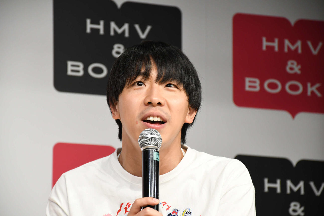 初エッセー「同☆究☆生～ブレないふたりのプチモアイ～」を出版したフースーヤの谷口理（撮影・阪口孝志）