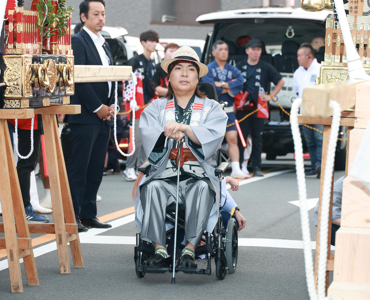 秦野市の祭りに姿を見せ記念撮影を行うLUNA SEAの真矢（撮影・中島郁夫）