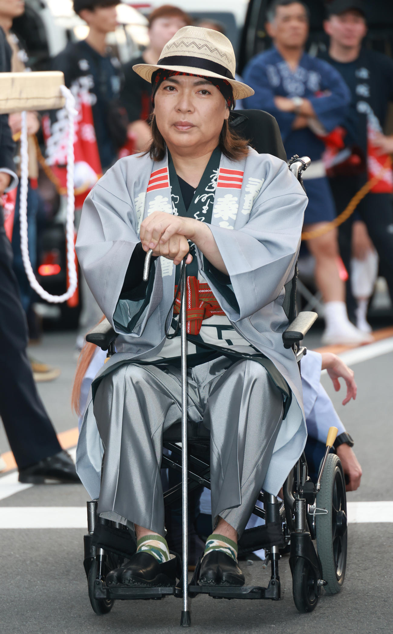 秦野市の祭りに姿を見せ記念撮影を行うLUNA SEAの真矢（撮影・中島郁夫）