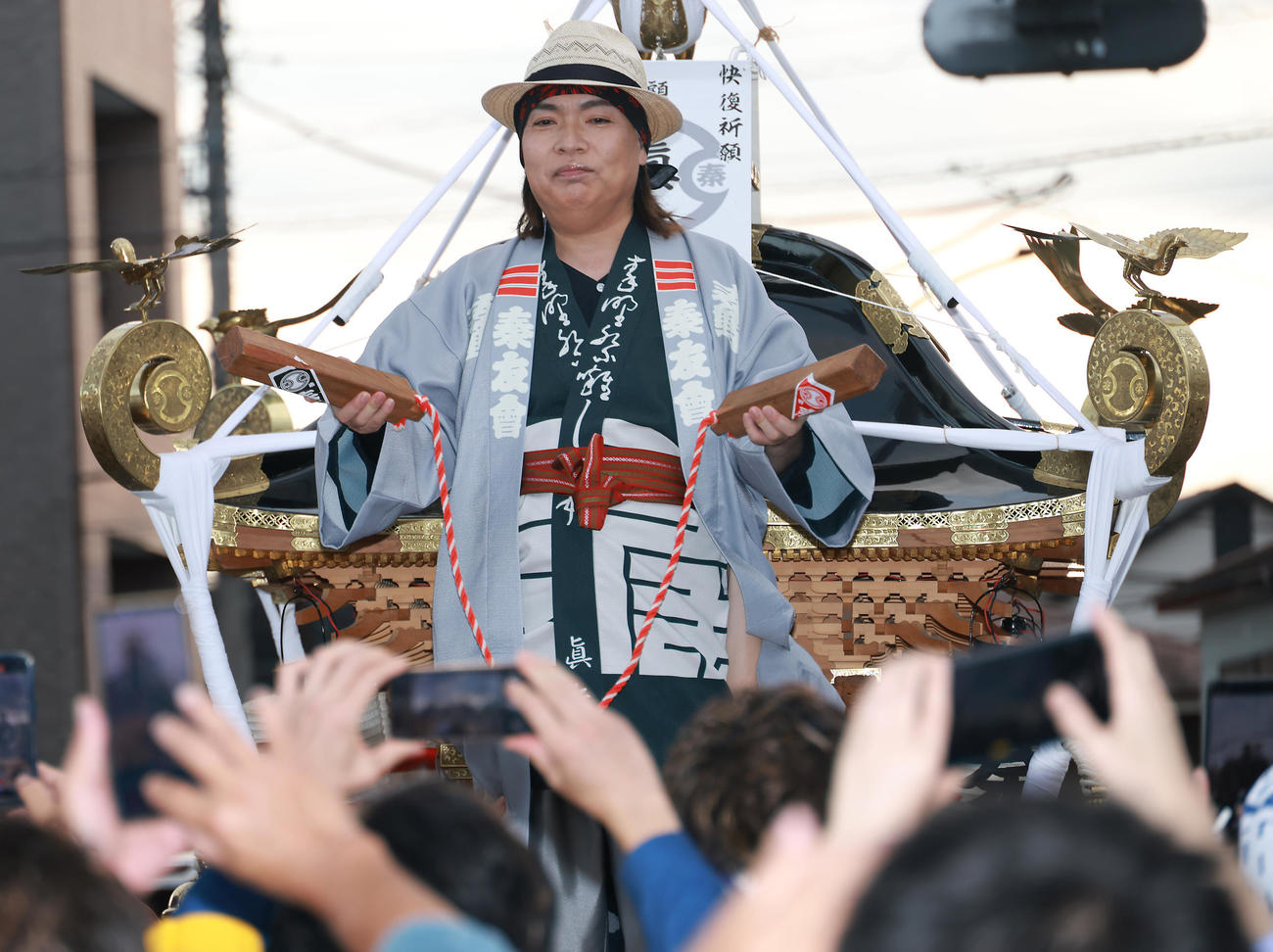 秦野市の祭りに姿を見せみこしに乗り一本締めを行うLUNA SEAの真矢（撮影・中島郁夫）
