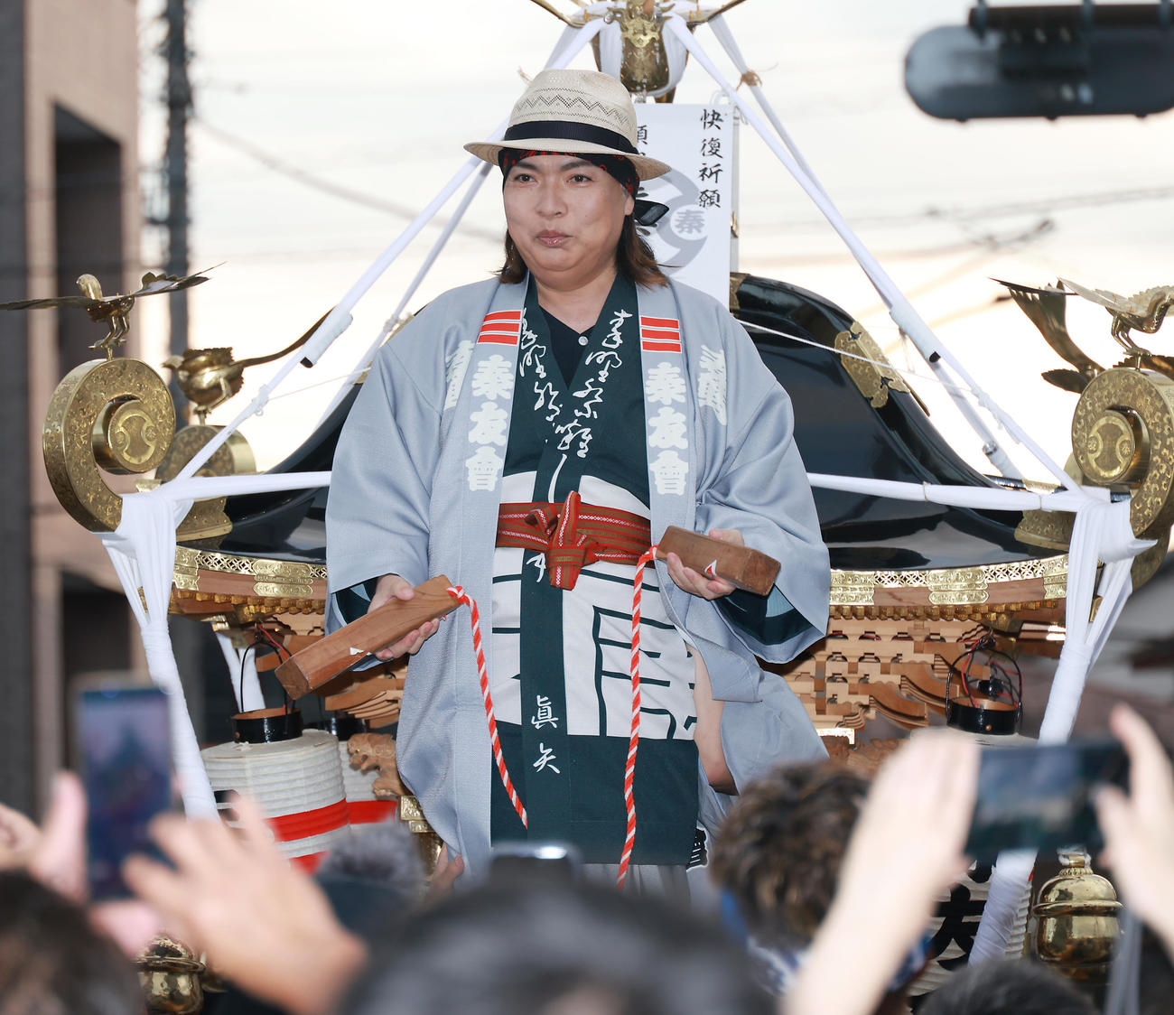 秦野市の祭りに姿を見せみこしに乗り一本締めを行うLUNA SEAの真矢（撮影・中島郁夫）