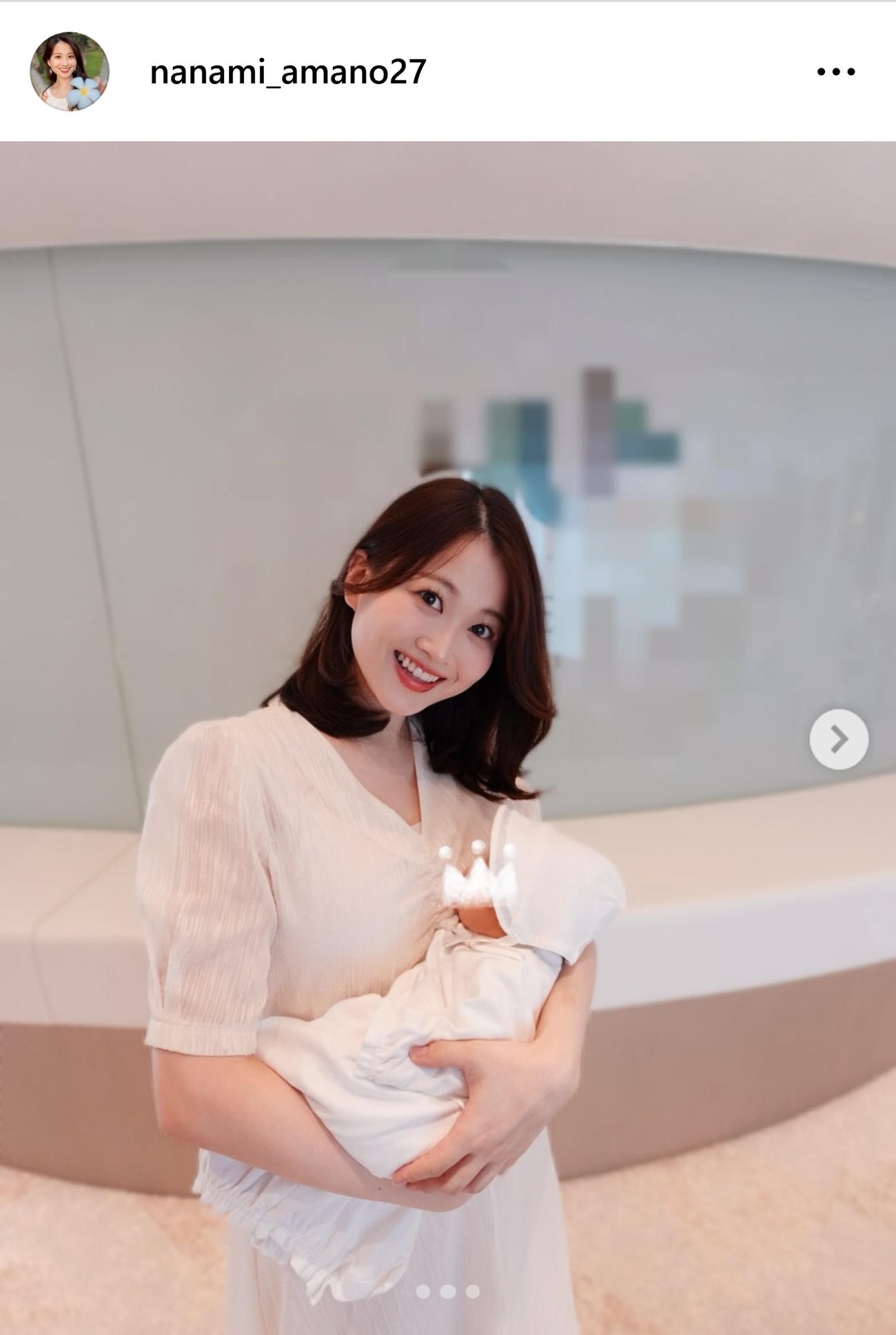 生まれたばかりの第1子を抱く天野なな実（天野なな実のインスタグラムから）