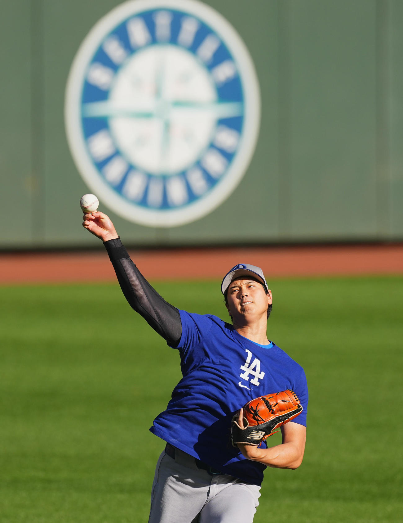 マリナーズ対ドジャース　試合前、キャッチボールをするドジャース大谷（撮影・菅敏）