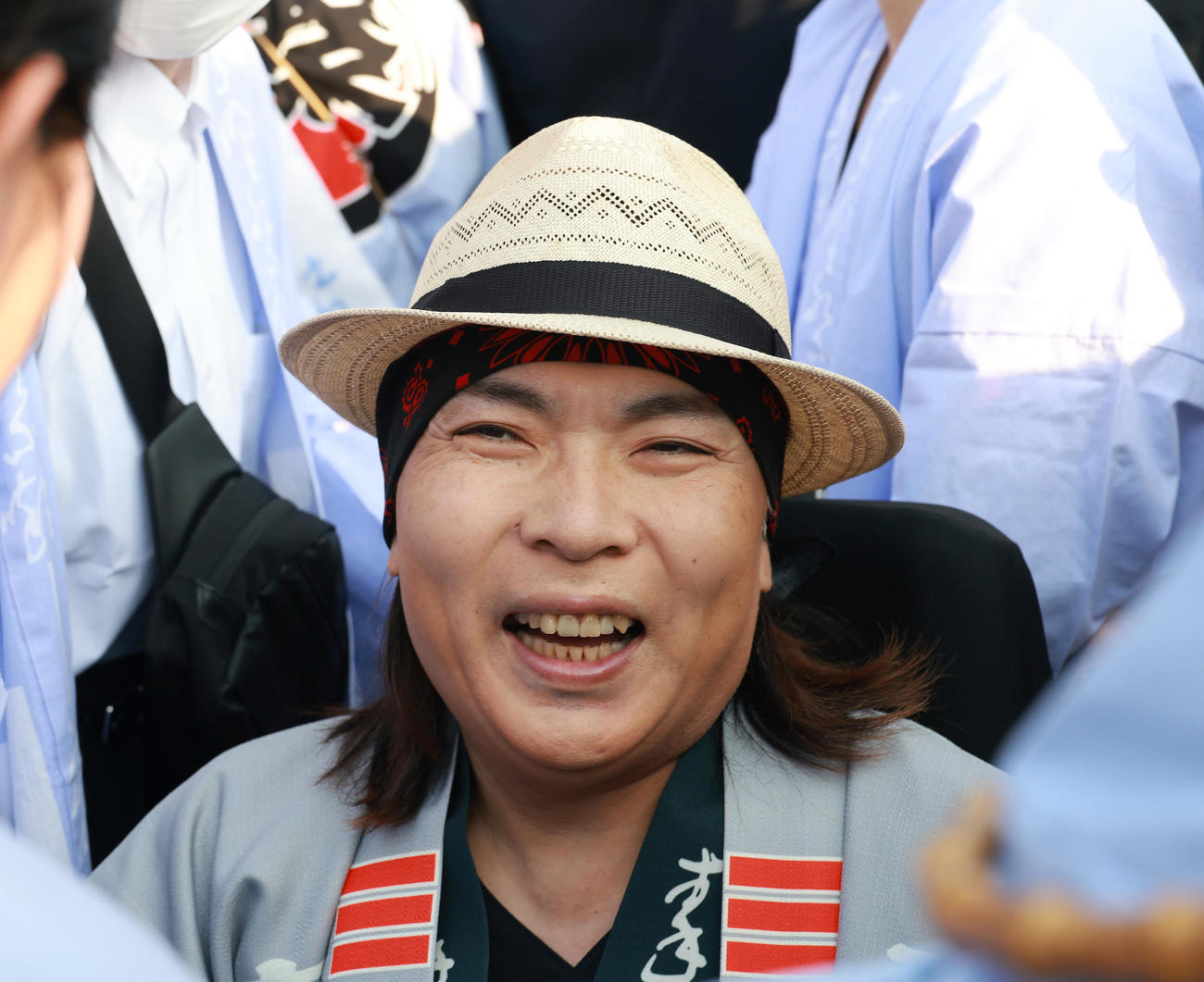 秦野市の祭りに姿を見せ元気な笑顔を見せるLUNA SEAの真矢（撮影・中島郁夫）