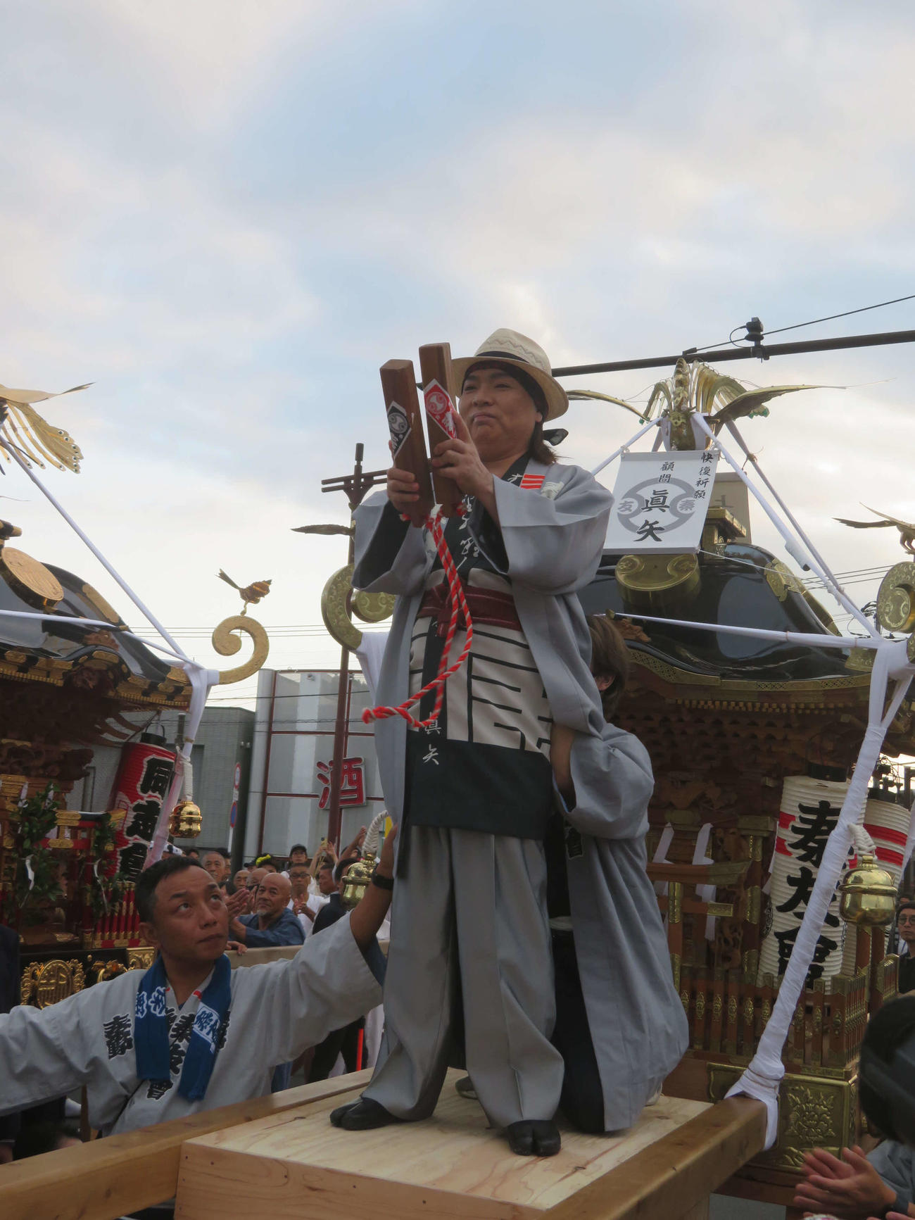 地元「秦野たばこ祭」の式典で神輿に乗り一本締めをしたLUNA SEA真矢（撮影・川田和博）