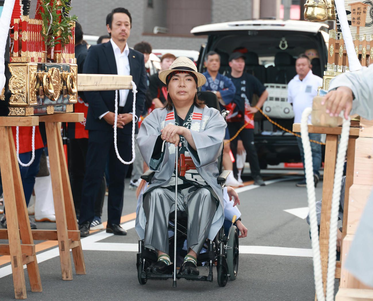 秦野市の祭りに姿を見せ記念撮影を行うLUNA SEAの真矢（撮影・中島郁夫）