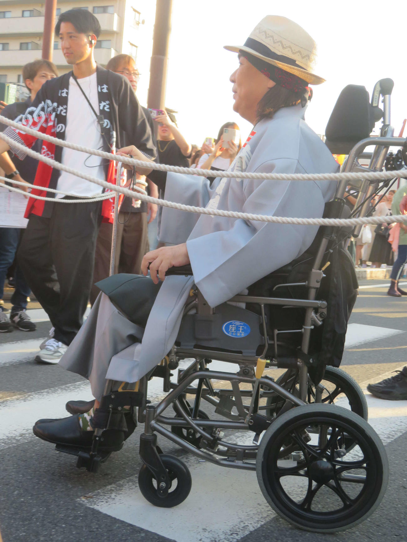 地元「秦野たばこ祭」で、車いすながらも元気な姿を見せたLUNA SEA真矢（撮影・川田和博）