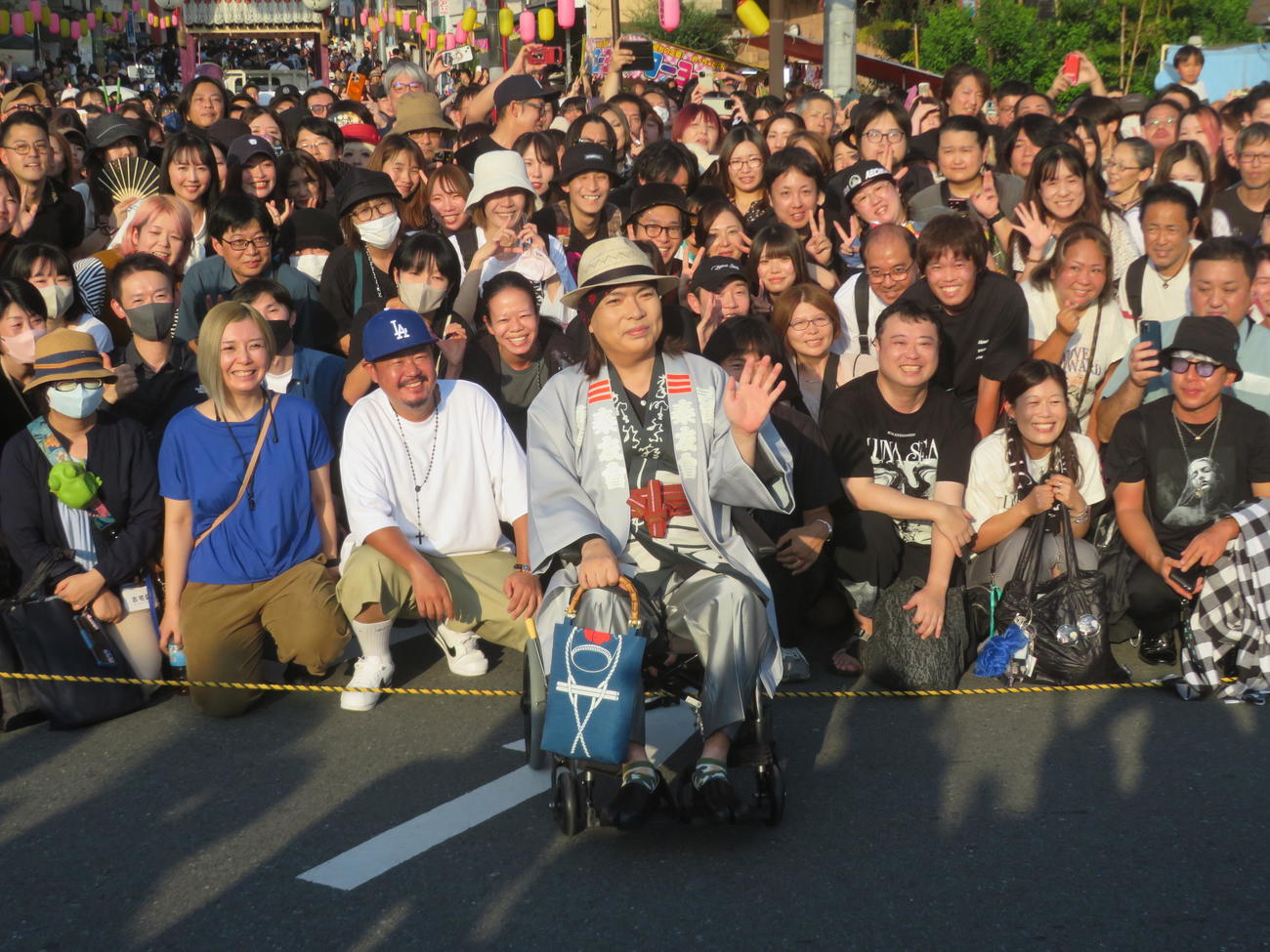 地元「秦野たばこ祭」で、車いすながらも元気な姿見せ、ファンと写真に収まるLUNA SEA真矢（撮影・川田和博）