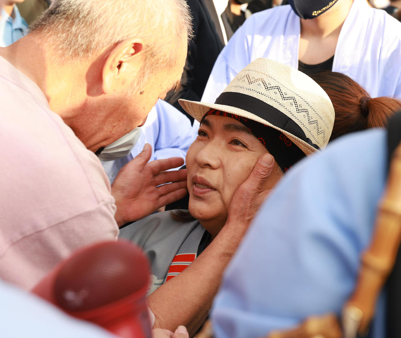 秦野市の祭りに姿を見せ知人に歓迎されるLUNA SEAの真矢（撮影・中島郁夫）