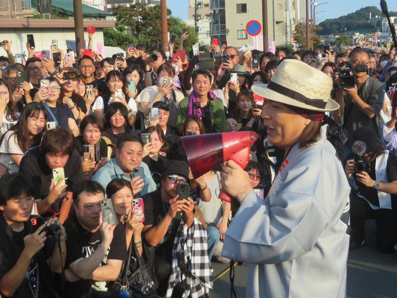 地元「秦野たばこ祭」で、車いすながらも元気な姿を見せ、拡声器でがファンに呼びかけるLUNA SEA真矢（撮影・川田和博）