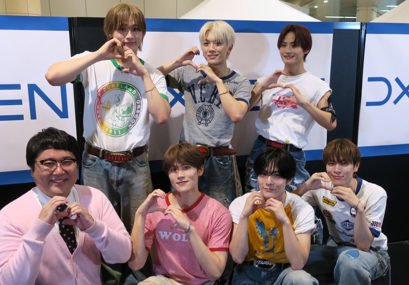 シングル「両片想い」リリース記念イベントを行ったDXTEENのメンバーたち。下段左はスペシャルゲストのマヂカルラブリー村上